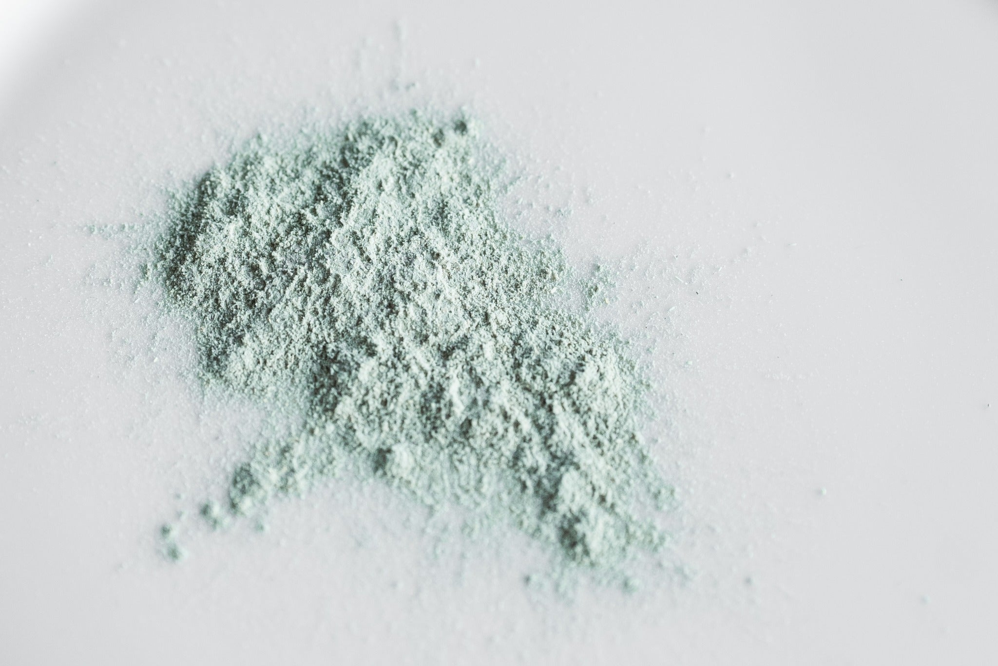 Mineral dry shampoo powder texture